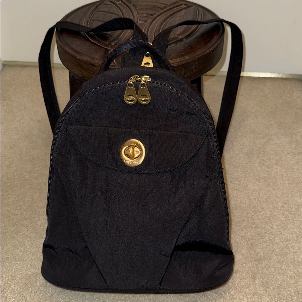 Bagallini Dallas Convertible Multifunction Backpack - Picture 3 of 15
